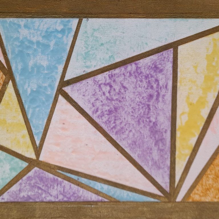 Bunte geometrische Muster aus verschiedenen Farbtönen in diagonalen Formen.