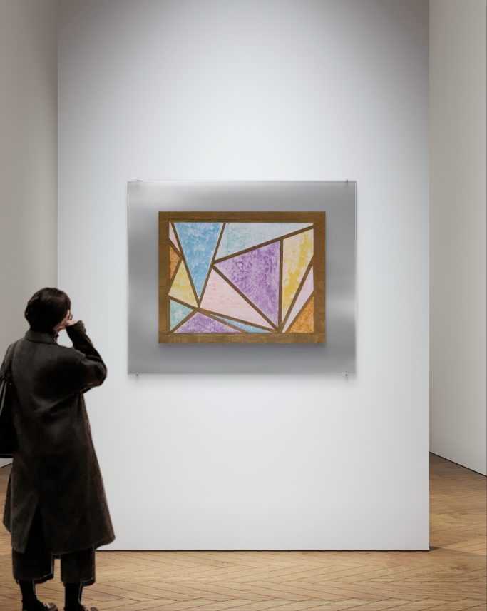 Person betrachtet ein geometrisches, farbenfrohes Kunstwerk an einer Wand.