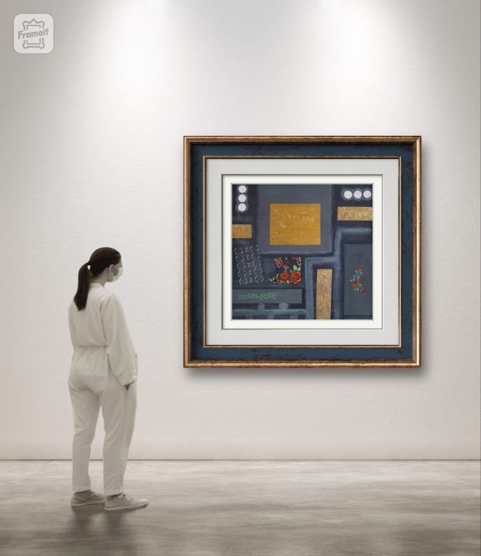 Eine Person in Weiß betrachtet ein abstraktes Gemälde in einem modernen Ausstellungsraum.